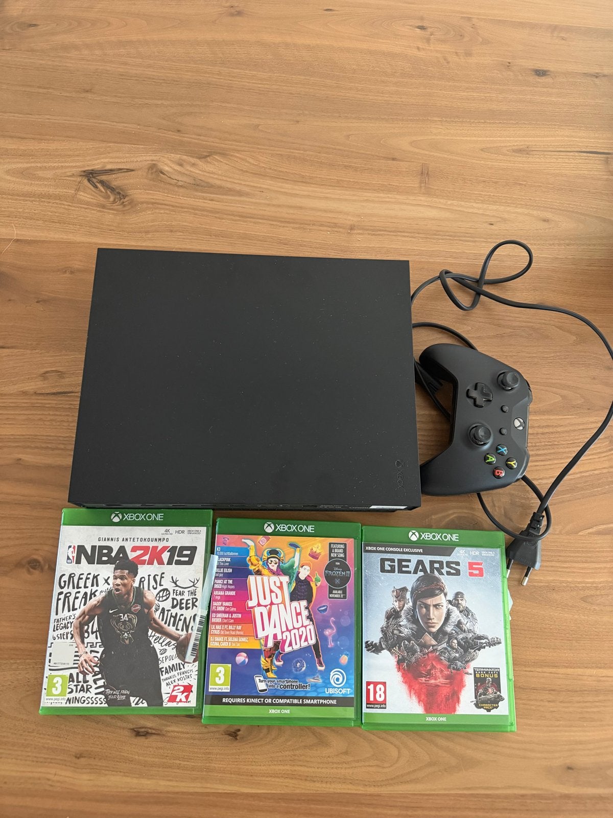 Xbox One X 1 TB met controller en 3 games, Spelcomputers en Games, Ophalen, Vanaf 18 jaar, Overige genres, Eén computer