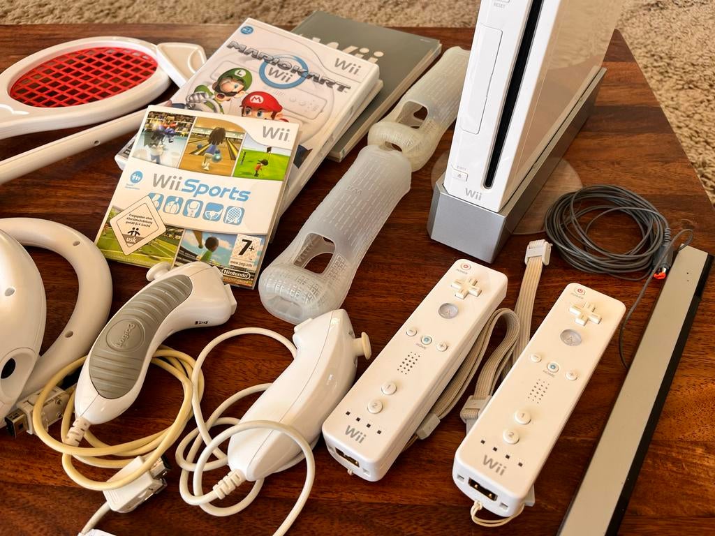 Nintendo Wii Console met Mario Kart en Wii Sports, Spelcomputers en Games, Ophalen of Verzenden, Gebruikt, Met 2 controllers, Met games