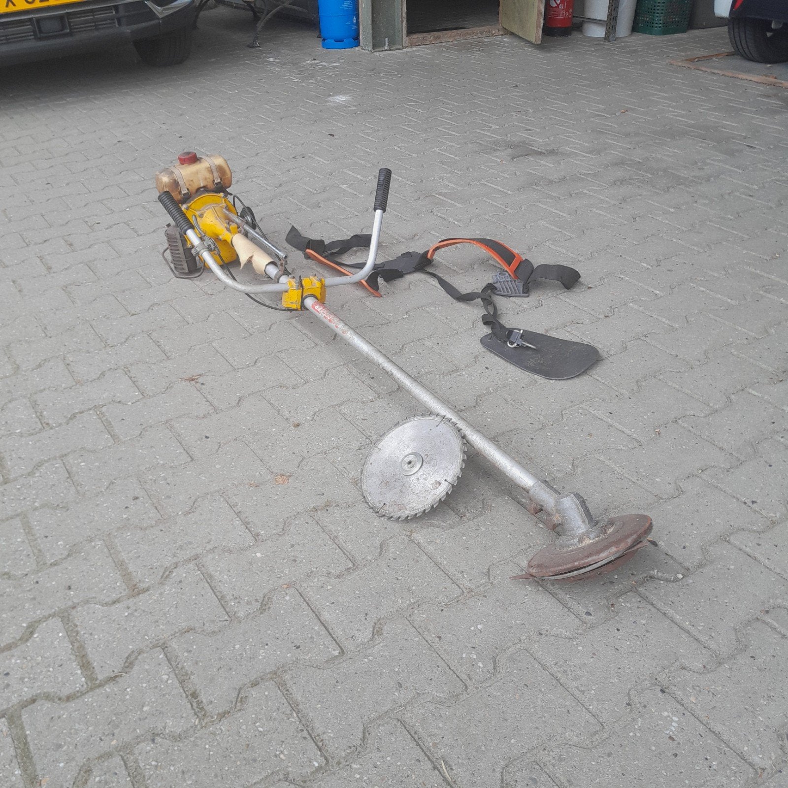 Bosmaaier met zaagblad en draagtuig, Ophalen, Gebruikt, Benzine