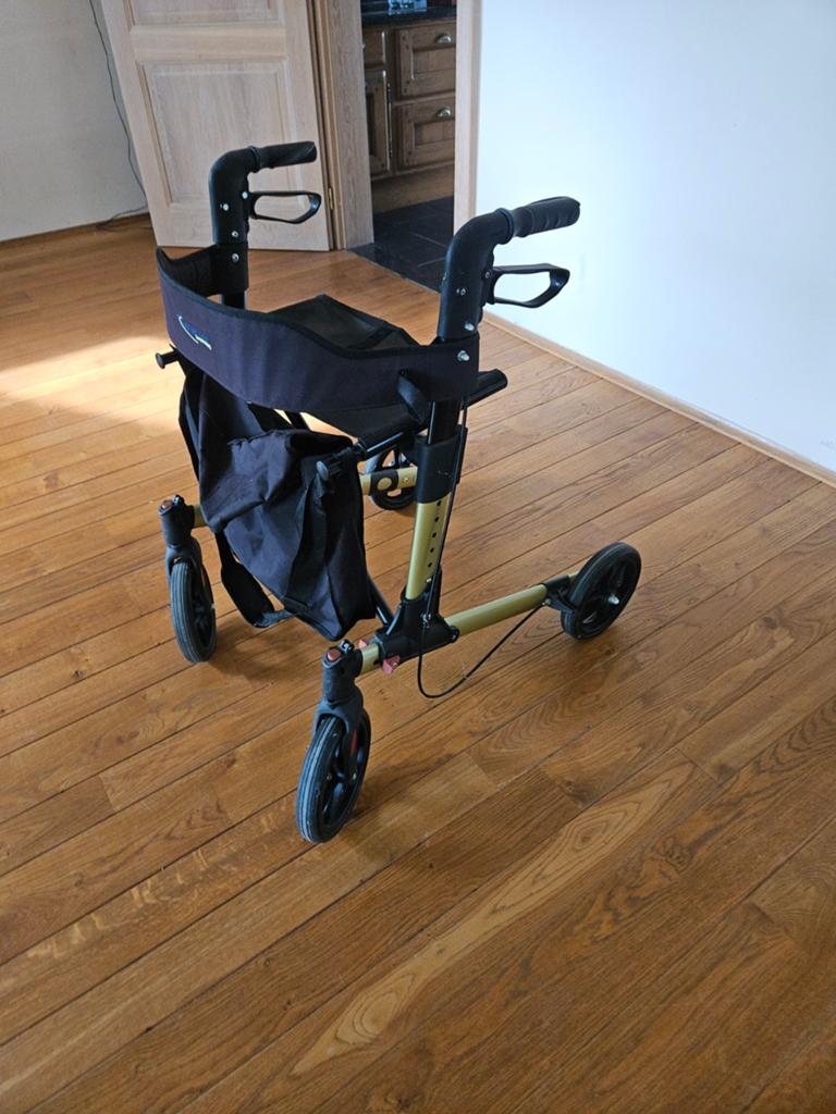 MultiMotion lichtgewicht rollator - Champagne, Ophalen, Zo goed als nieuw