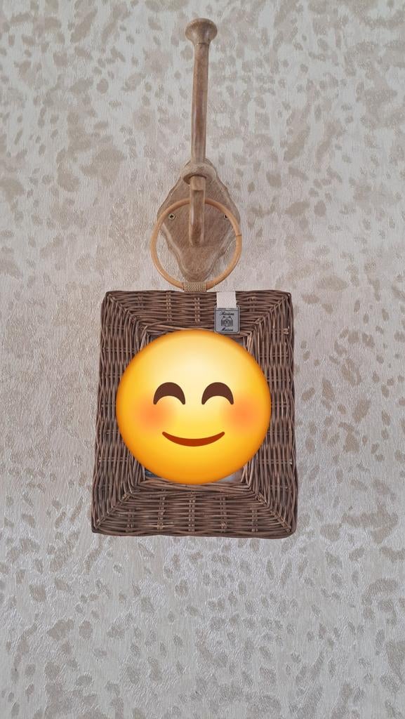 Riviera Maison rotan fotolijst met houten haak, Huis en Inrichting, Woonaccessoires | Overige, Ophalen, Hout, Bruin, Landelijk