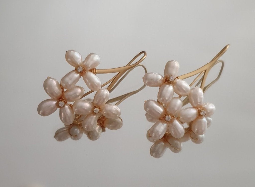 Mooie handgemaakte zoetwater wit parel oorbellen bloemetjes, Sieraden, Tassen en Uiterlijk, Oorbellen, Met kristal, Overige materialen