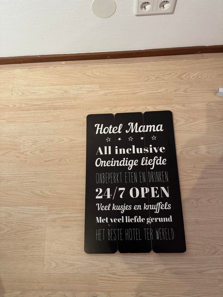 Hotel Mama - Houten Decoratiebord, Huis en Inrichting, Woonaccessoires | Schilderijen, Tekeningen en Foto's, Ophalen of Verzenden