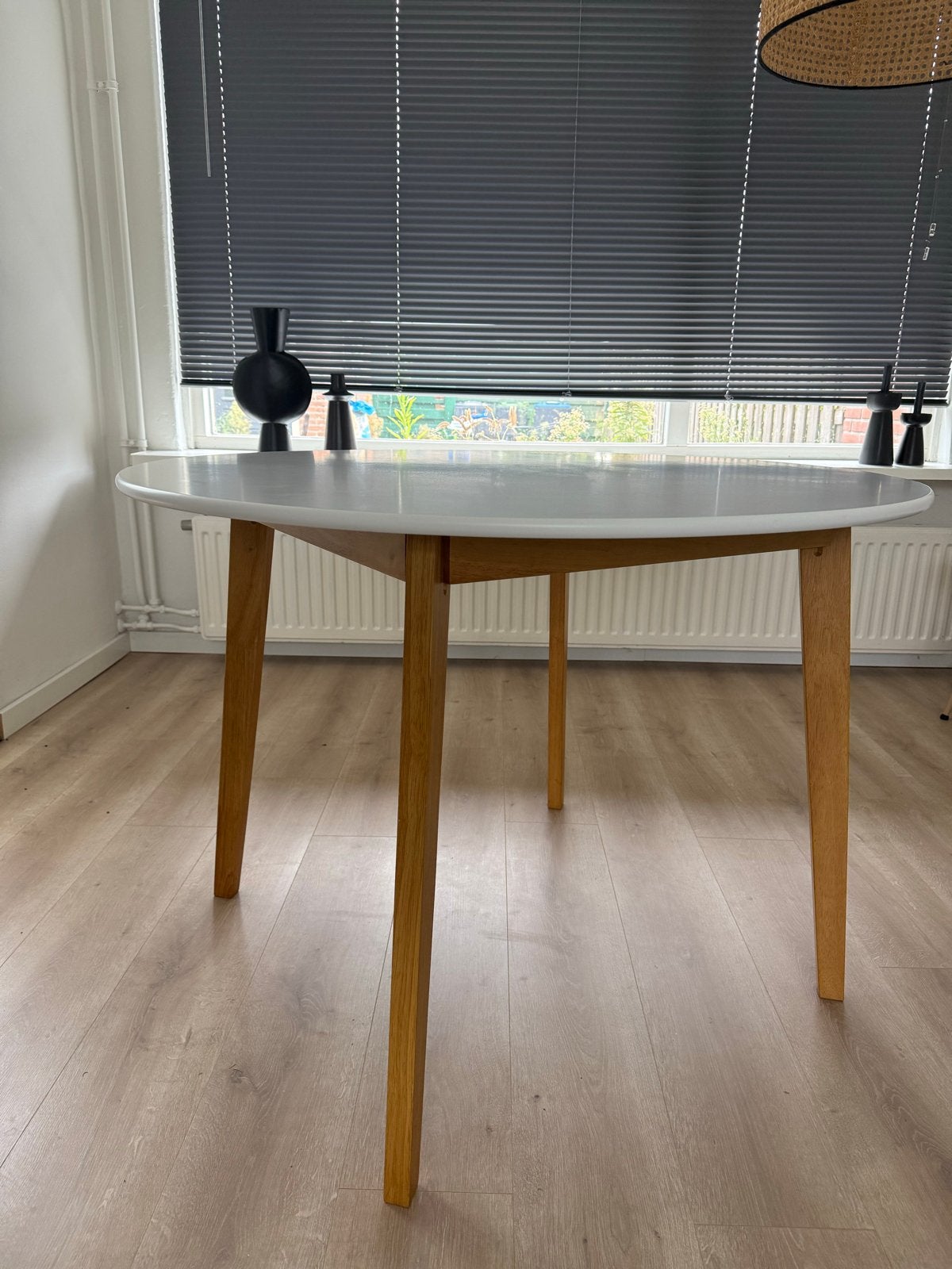 Ronde eettafel met witte top en houten poten, Huis en Inrichting, Tafels | Eettafels, Ophalen, Gebruikt, 100 tot 150 cm, Rond