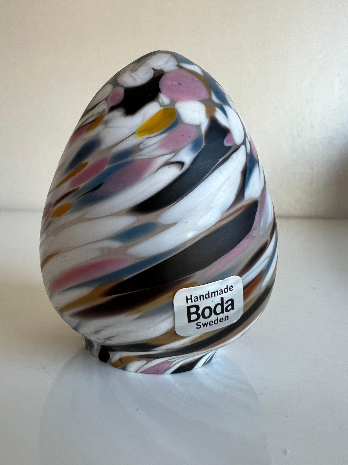 Kosta Boda Egg Glasobject Monica Backström Roze Confetti, Antiek en Kunst, Kunst | Designobjecten, Ophalen of Verzenden, Object