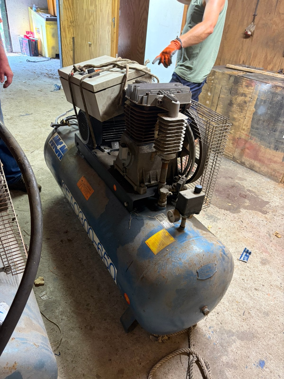 Goed werkende Compressor 300 Liter 4 KW, Doe-het-zelf en Verbouw, Compressors, Ophalen, Gebruikt, 200 tot 400 liter/min, 10 bar of meer