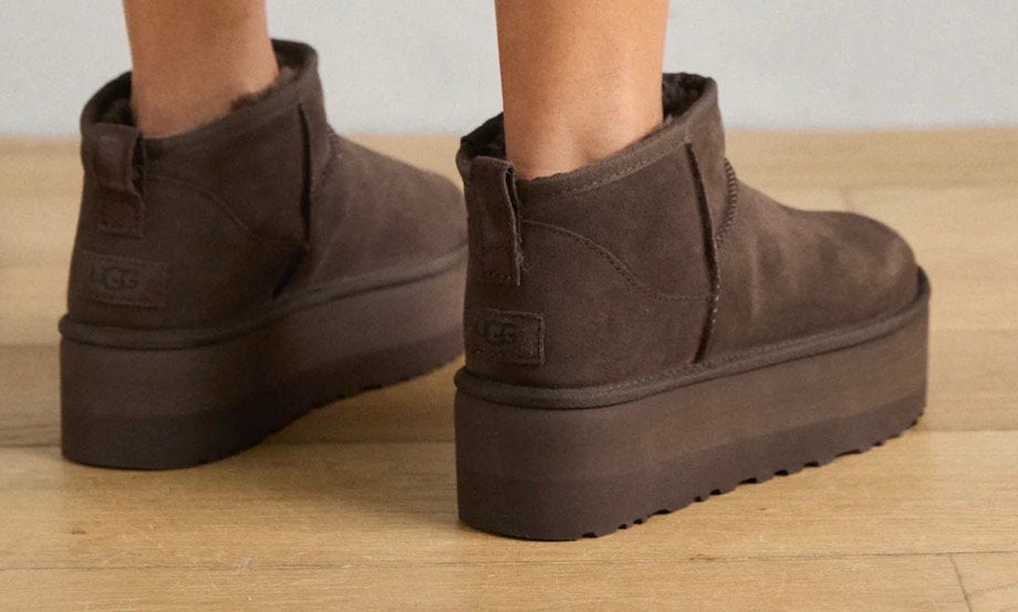 UGG CLASSIC  - Enkellaarsjes met plateauzool - brown, Kleding | Dames, Schoenen, Ophalen of Verzenden, Zo goed als nieuw, Bruin
