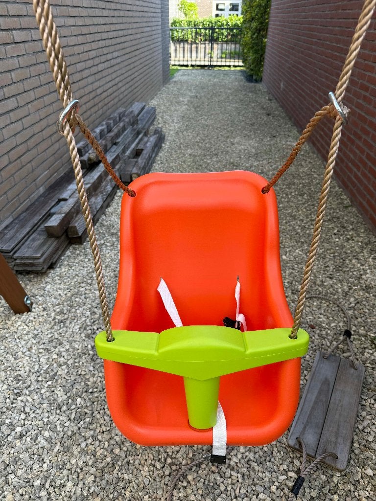 AXI Babyschommel Zitje in Oranje/Groen – Kunststof, Ophalen, Zo goed als nieuw, Schommel