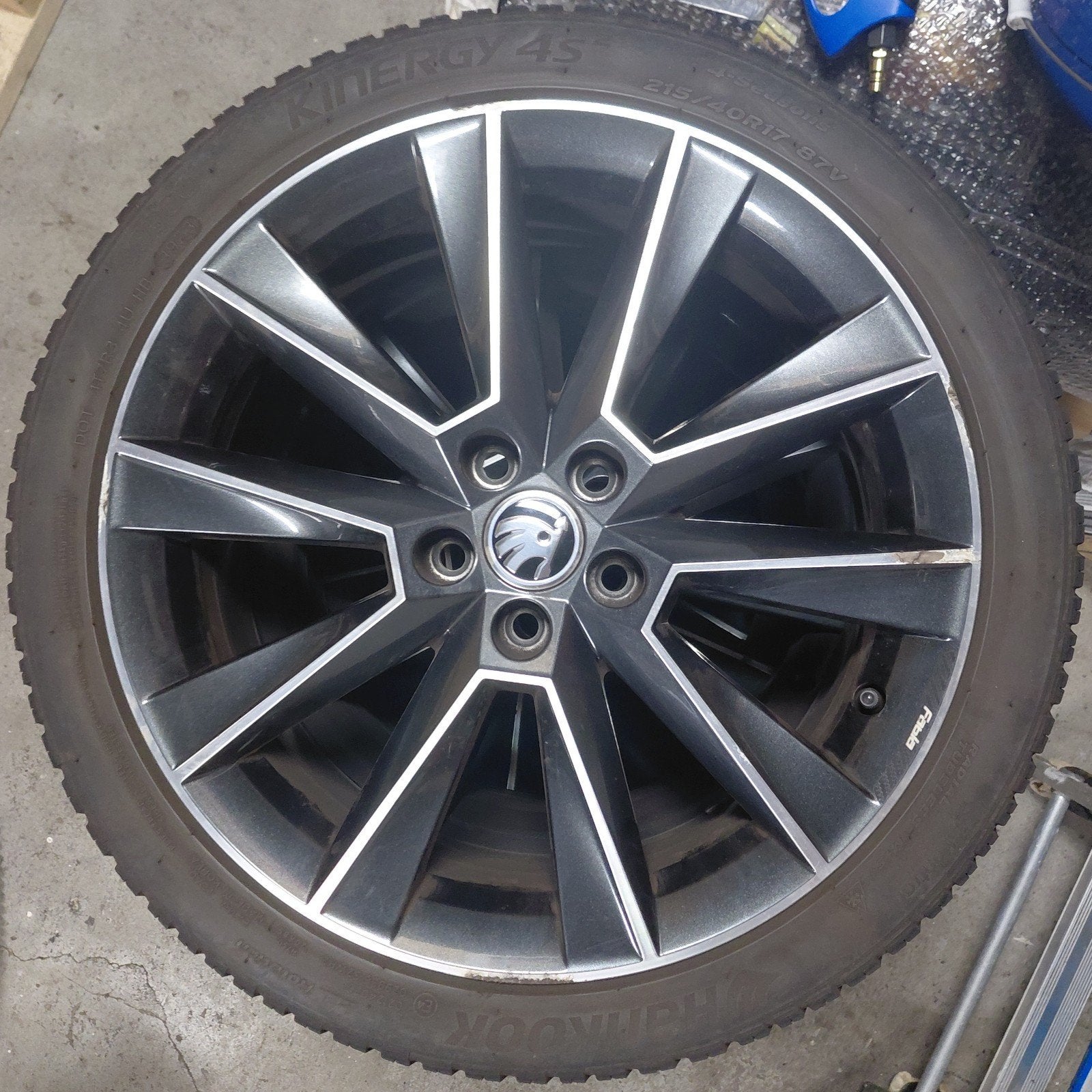 Originele Skoda velgen met all-season banden (4 stuks), Ophalen, Banden en Velgen, 17 inch, All Season