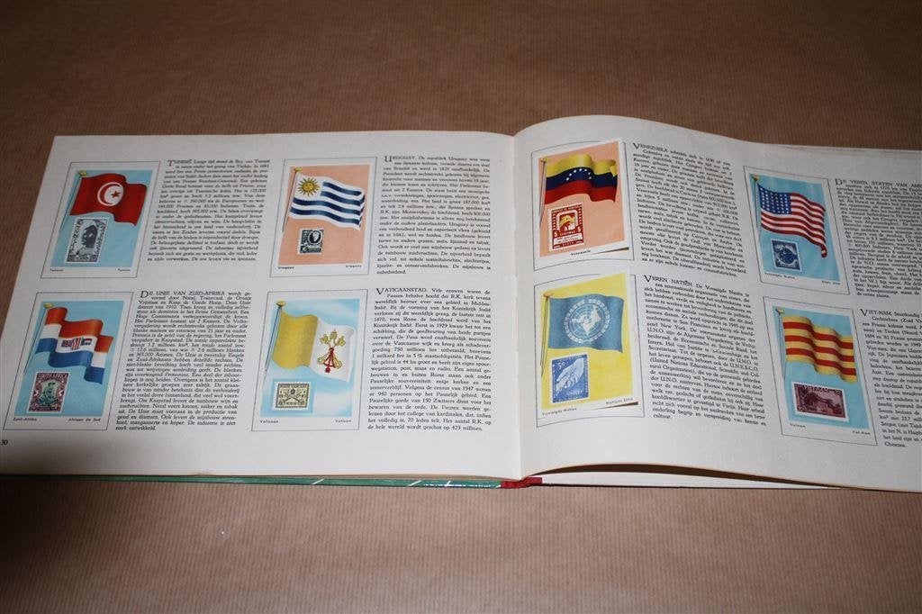 Vlaggen en postzegels. Compleet plaatjesalbum. 1955., Boeken, Ophalen of Verzenden, Gelezen