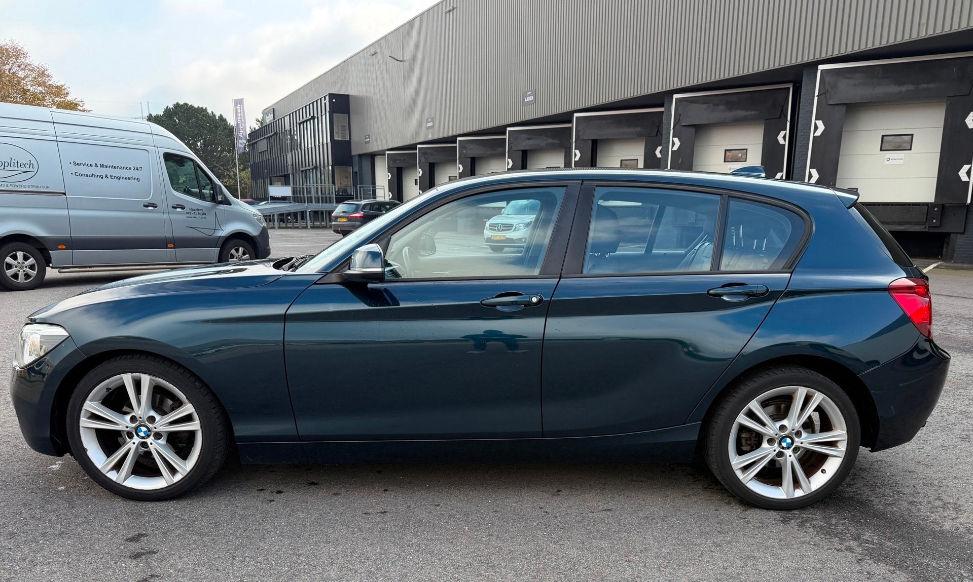 BMW 1-serie 116i Upgrade Edition LEDER/CRUISE/WIDESCREEN/LMV, Auto's, 1-Serie, Euro 5, Gebruikt, Zwart
