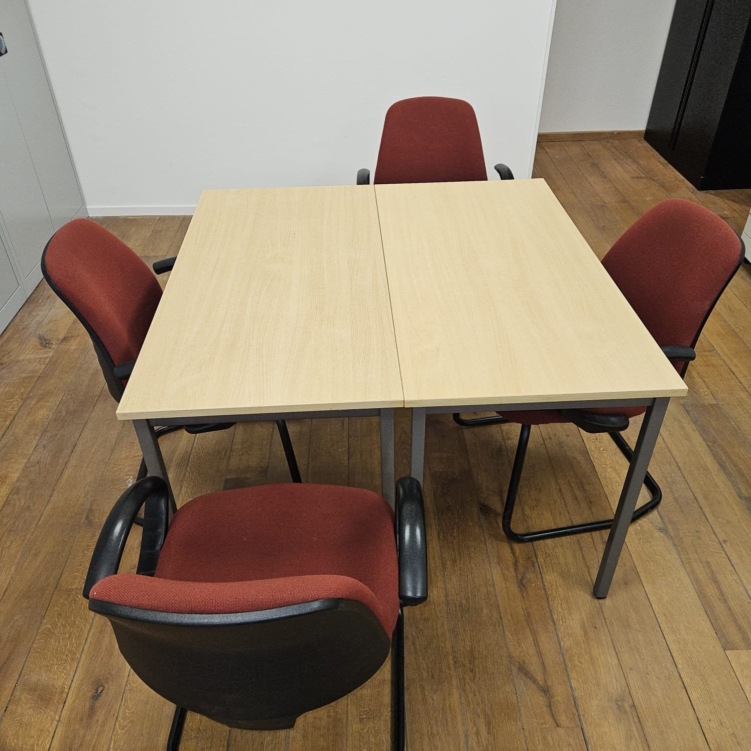Vergadertafel / kantine tafel (2 stuks) met 4 stoelen, Ophalen, Zo goed als nieuw