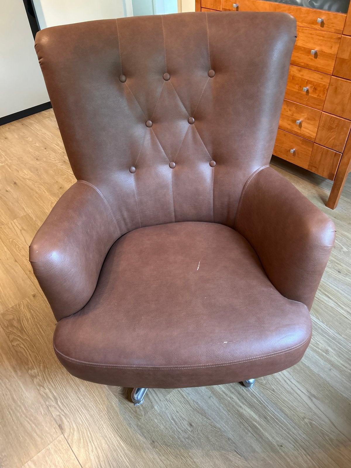 Comfortabele bruine fauteuil met draaivoet, Ophalen, Gebruikt, Kunststof, 75 tot 100 cm