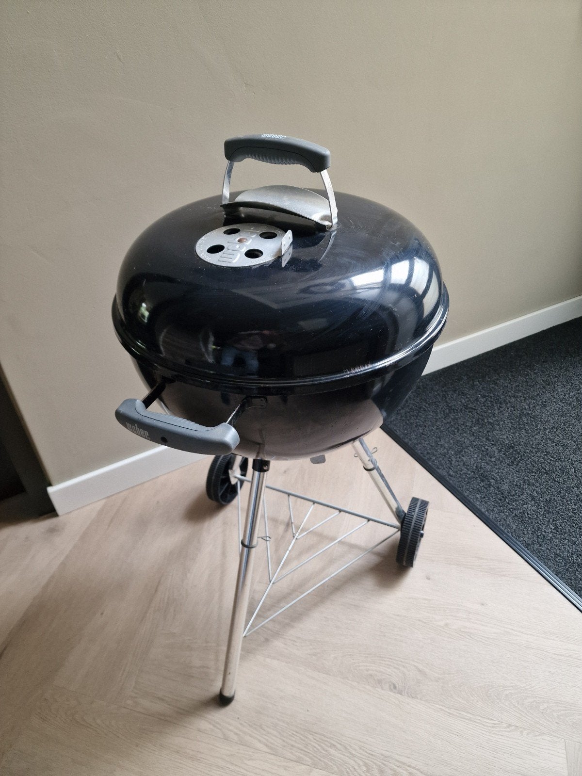 Weber BBQ met briketten en houtskool, Ophalen, Gebruikt, Weber barbecue rond ca 47 cm