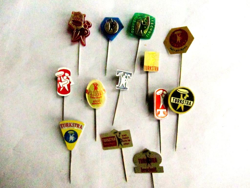 Set van 13 vintage speldjes Turkstra, Verzenden, Zo goed als nieuw, Merk, Speldje of Pin