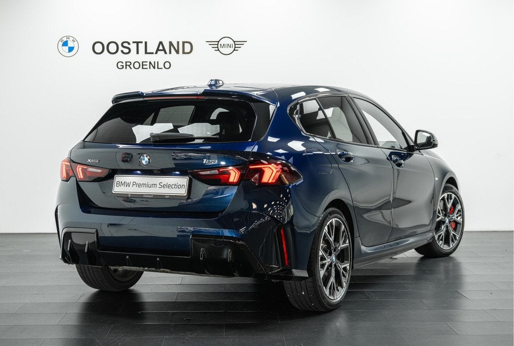 BMW 1 Serie 123 xDrive M Sport Automaat / Trekhaak / Sportst, Auto's, BMW, 1998 cc, Gebruikt, 4 cilinders, Met garantie (alle)