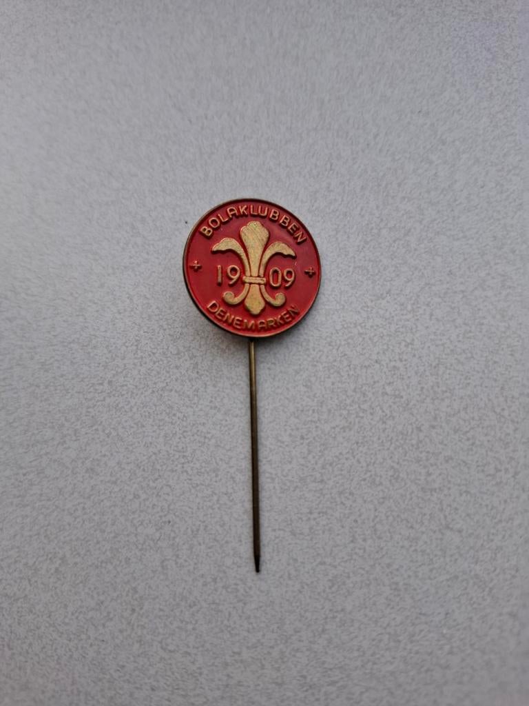 Vintage speldje pin prikker steekspeld Boldklubben 1909, Ophalen of Verzenden, Sport