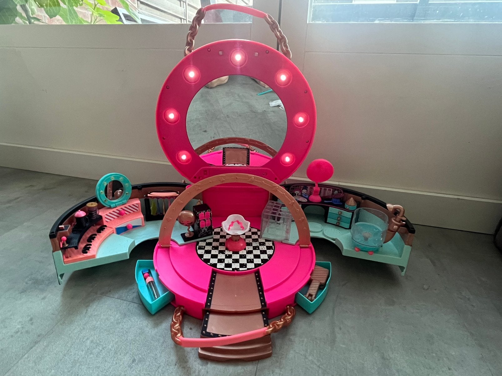 L.O.L. Surprise! O.M.G. House of Surprises Beauty Salon, Ophalen, Gebruikt, Toebehoren