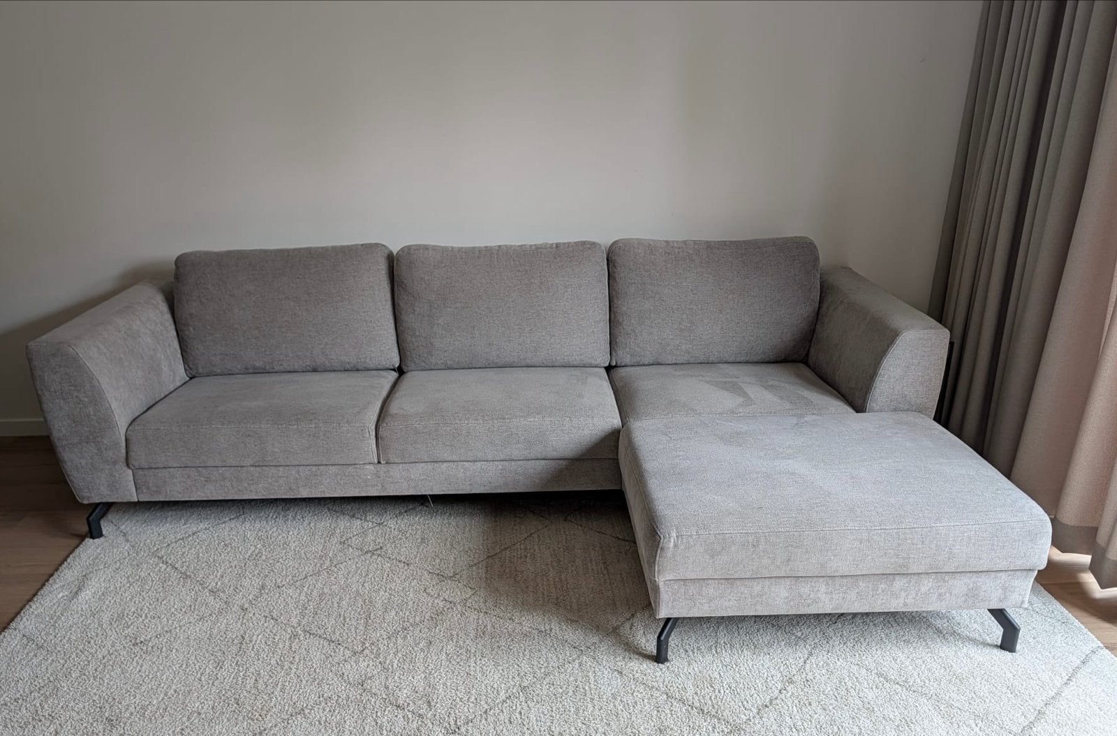 Grijze hoekbank met chaise longue, Huis en Inrichting, Banken | Bankstellen, Ophalen, 250 tot 300 cm, Gebruikt, Hoekbank