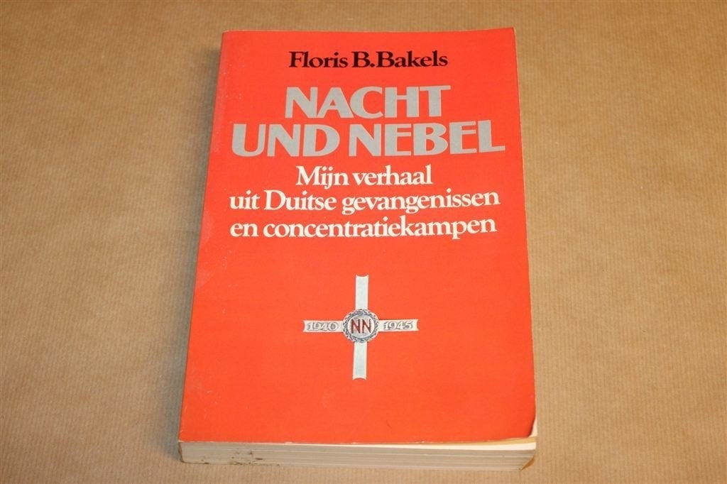Nacht & Nebel — Bakels, Duitse Kampen & Gevangenissen WOII, Boeken, Ophalen of Verzenden, Tweede Wereldoorlog, Gelezen, Overige onderwerpen