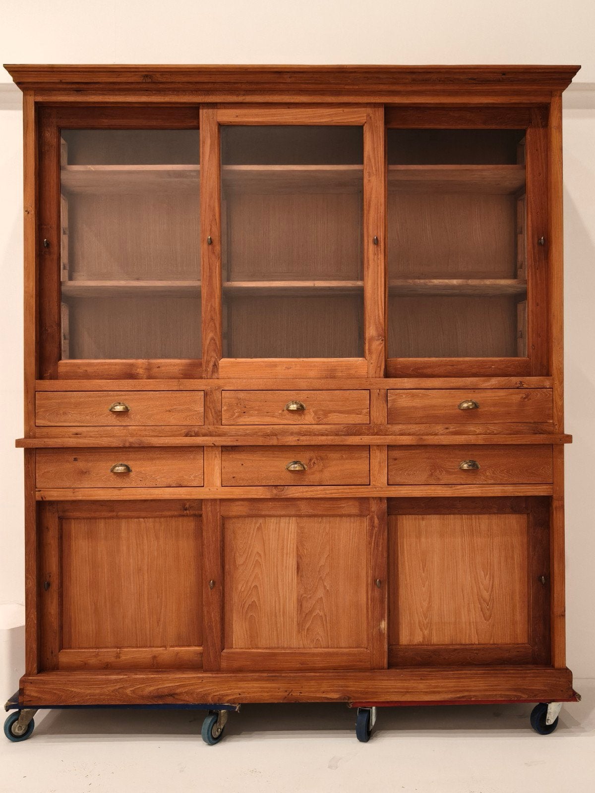 Massief teakhouten buffetkast met Schuifdeuren, Huis en Inrichting, Ophalen, Met deur(en), Glas, 150 tot 200 cm