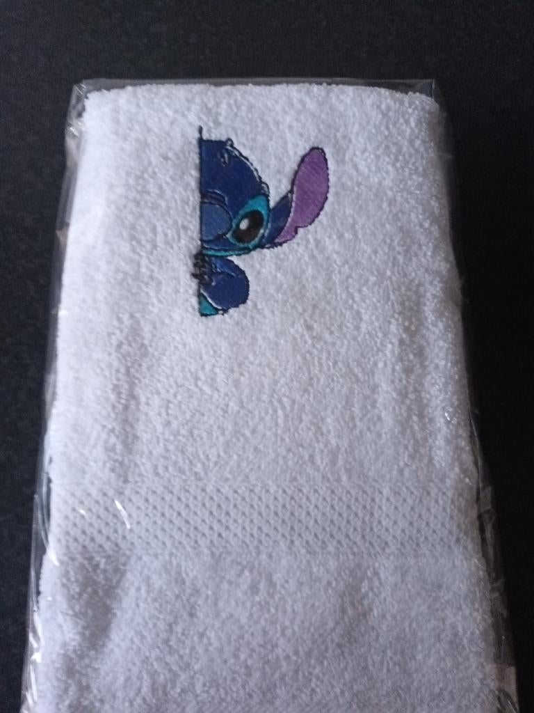 Nieuw geborduurde wit handdoek Stitch kiekeboe (50 x 100 cm), Huis en Inrichting, Ophalen of Verzenden, Nieuw, Wit, Handdoek