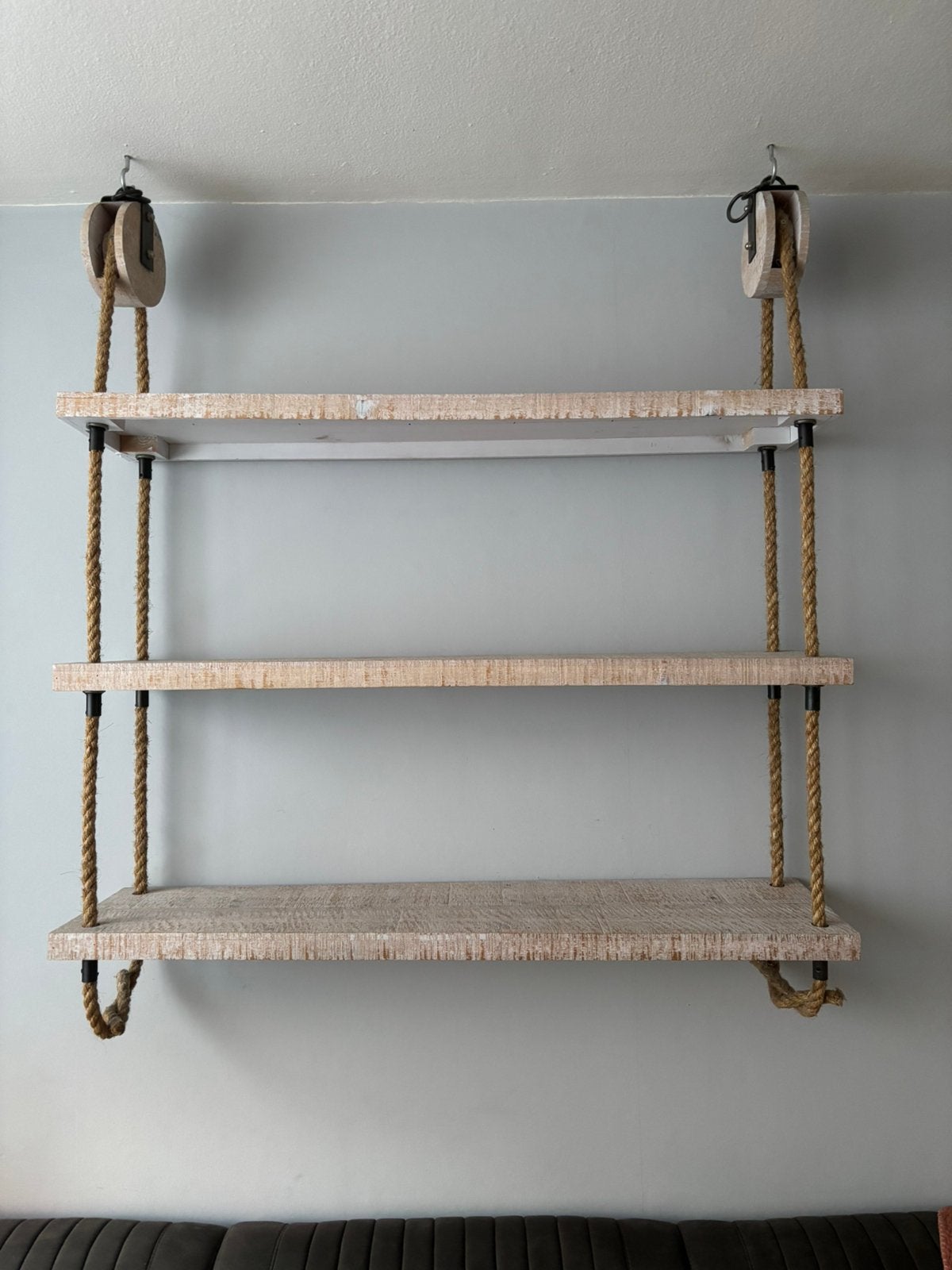 Hangende wandplanken, Katrol wandrek, white wash., Ophalen, Zo goed als nieuw