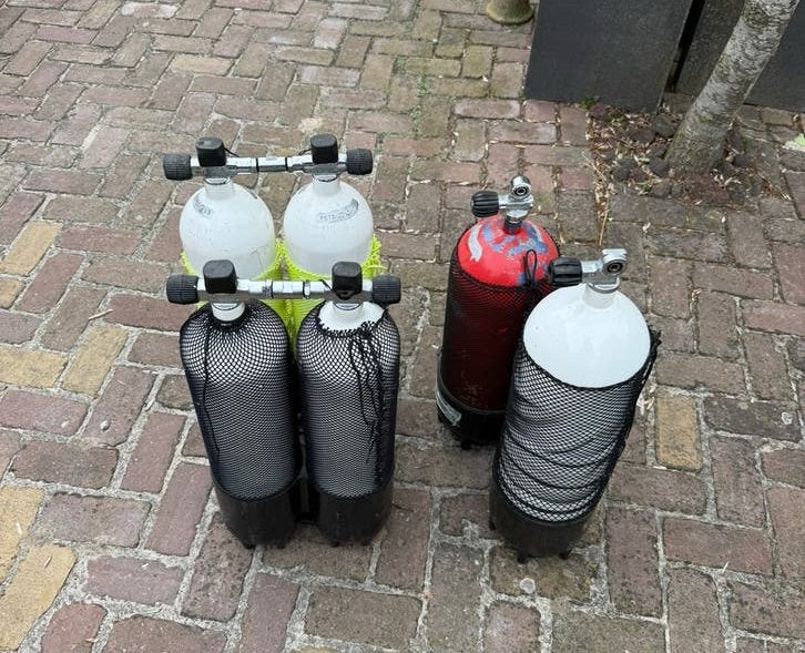 1x 10l rode fles 1x dubbel 7l geelnet (niet gekeurd), Ophalen, Zo goed als nieuw, Duikfles