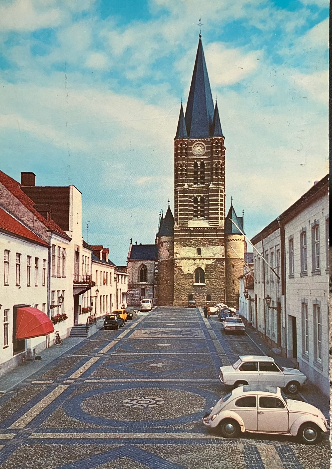 Ansichtkaart met auto’s VW Kever en DAF 44 in Thorn, Ophalen of Verzenden, 1960 tot 1980, Voertuig