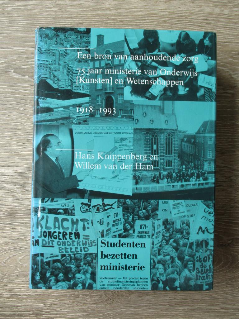 Een bron van aanhoudende zorg; 75 jaar ministerie van onde, Boeken, Ophalen of Verzenden, Gelezen, Nederland