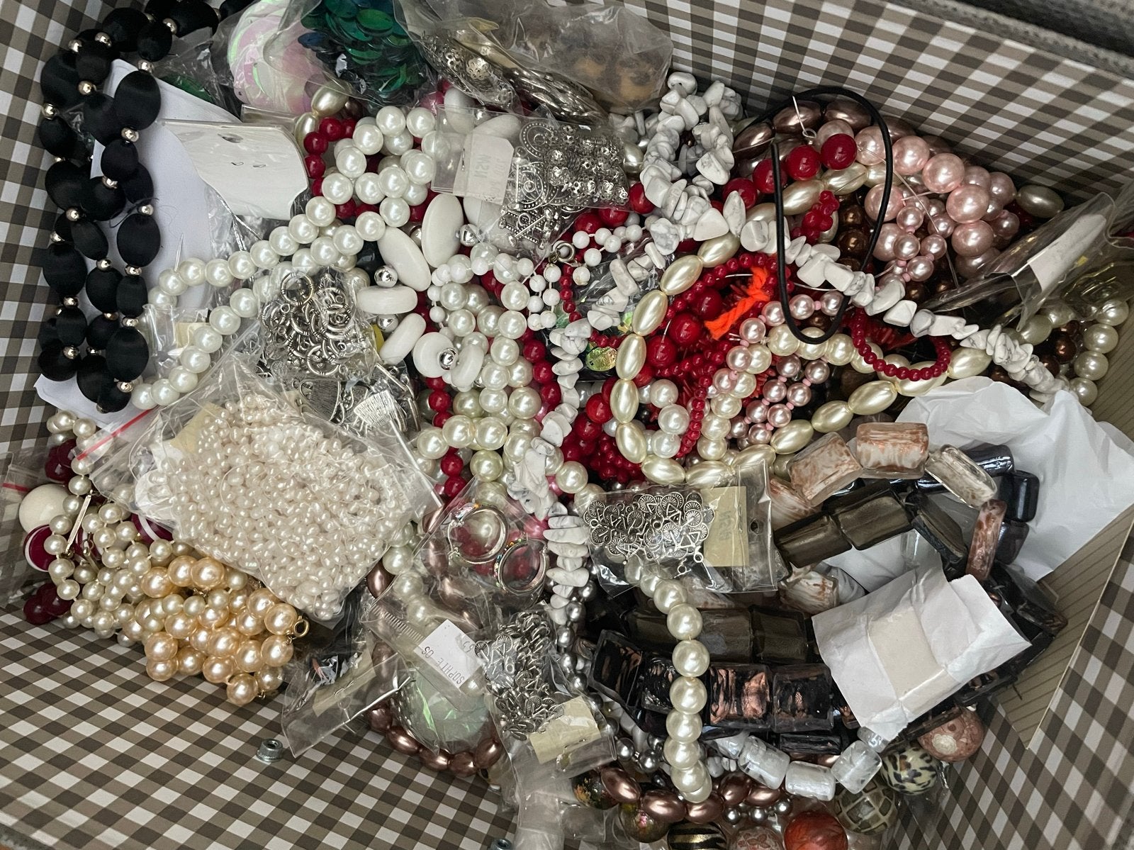 Grote partij sieraden, kralen en bedels, Overige materialen, Overige kleuren, Nieuw, Ophalen of Verzenden