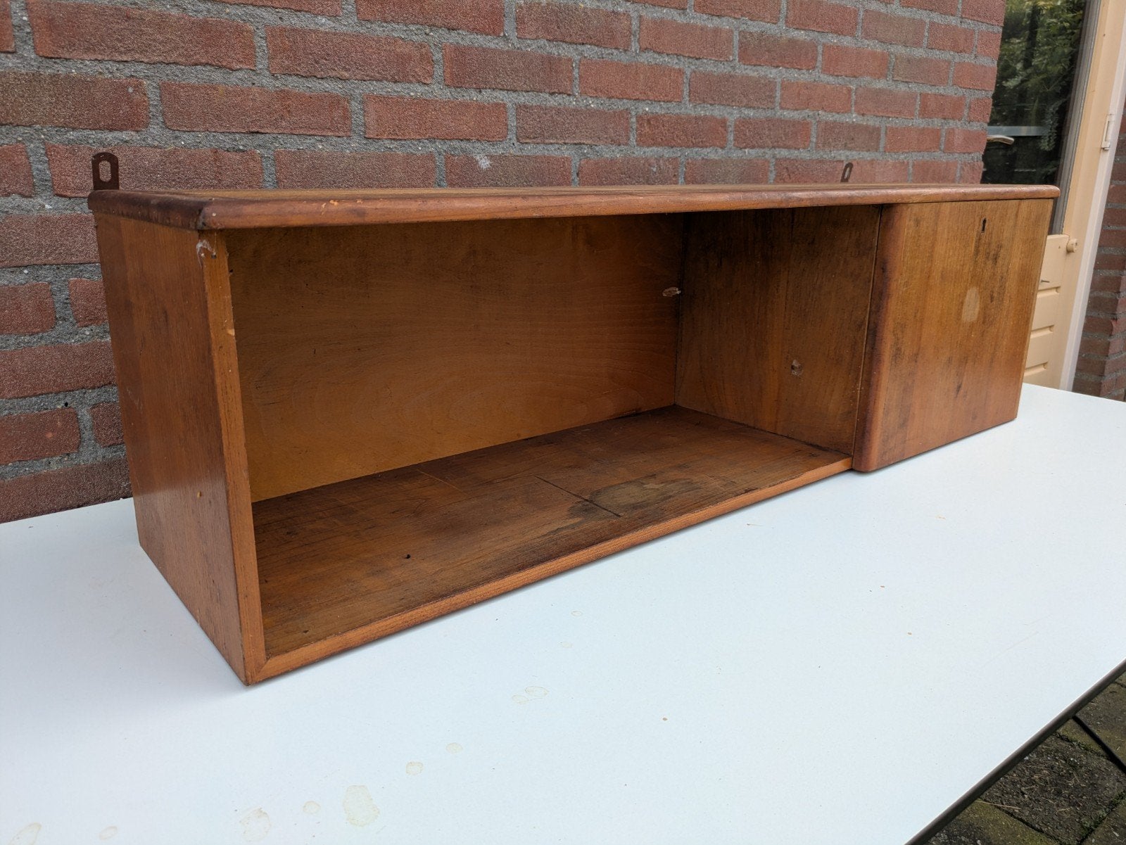 Foto 3 van vintage wandkast wandmeubel met klep opknapper retro