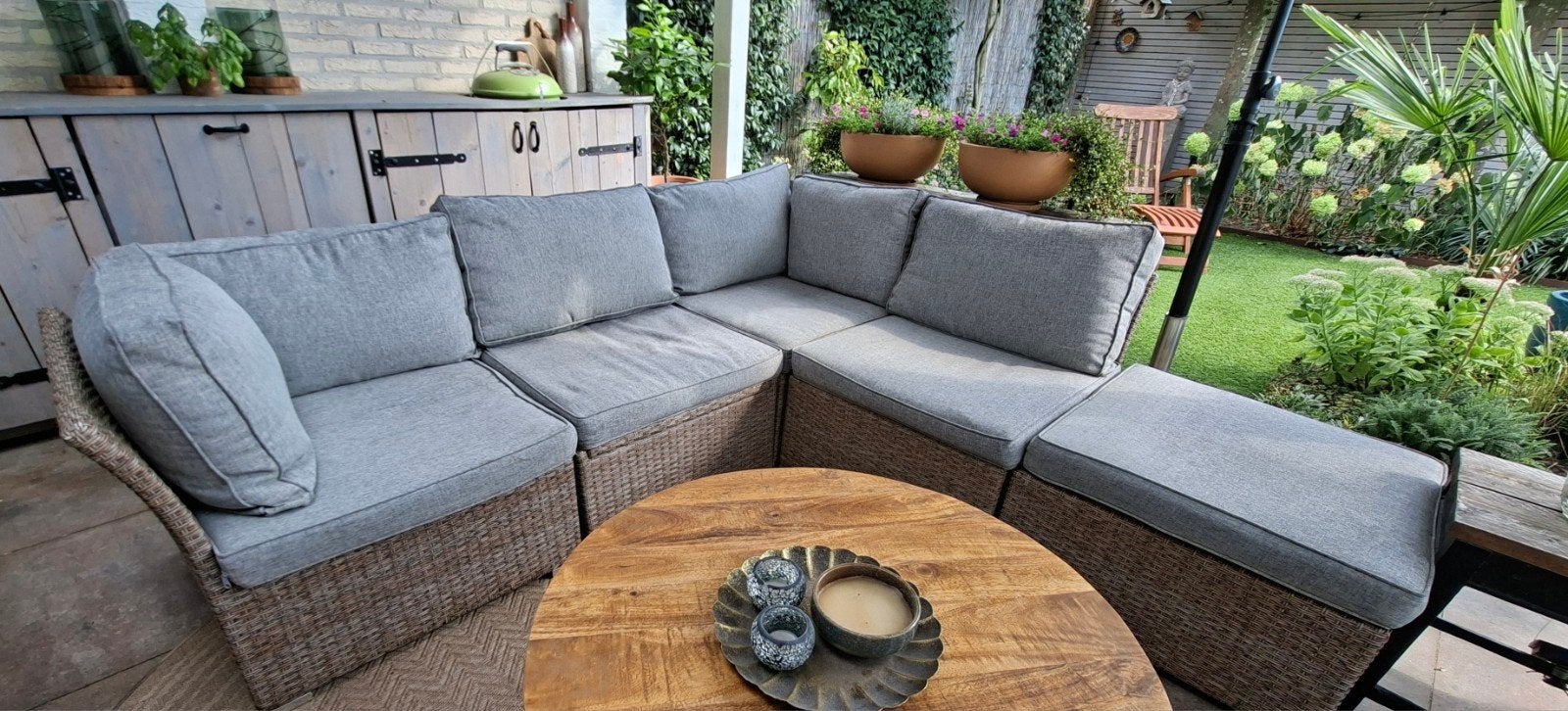 Loungebank van naturelkleurig wicker met lichtgrijze kussens, Tuin en Terras, Tuinsets en Loungesets, Ophalen, 5 zitplaatsen, Gebruikt