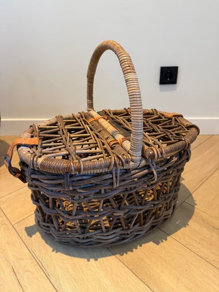 Picknickmand met riemsluiting, Huis en Inrichting, Woonaccessoires | Schalen en Manden, Ophalen of Verzenden, Zo goed als nieuw
