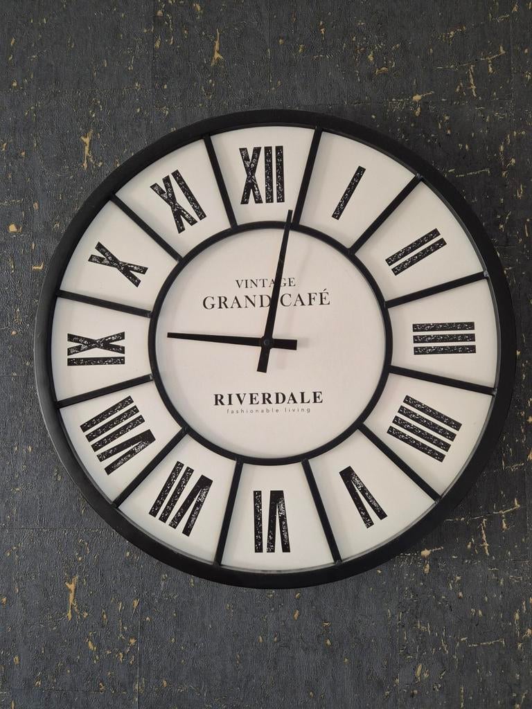 Zwart/witte klok van Riverdale., Ophalen, Zo goed als nieuw, Analoog, Wandklok