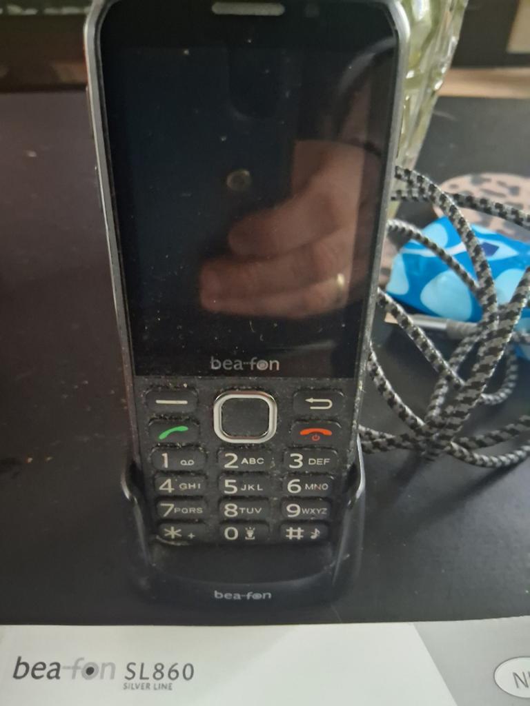 Bea fon senioren mobiel serie SL860 met oplaadstation, Telecommunicatie, Mobiele telefoons | Nokia, Ophalen, Zwart