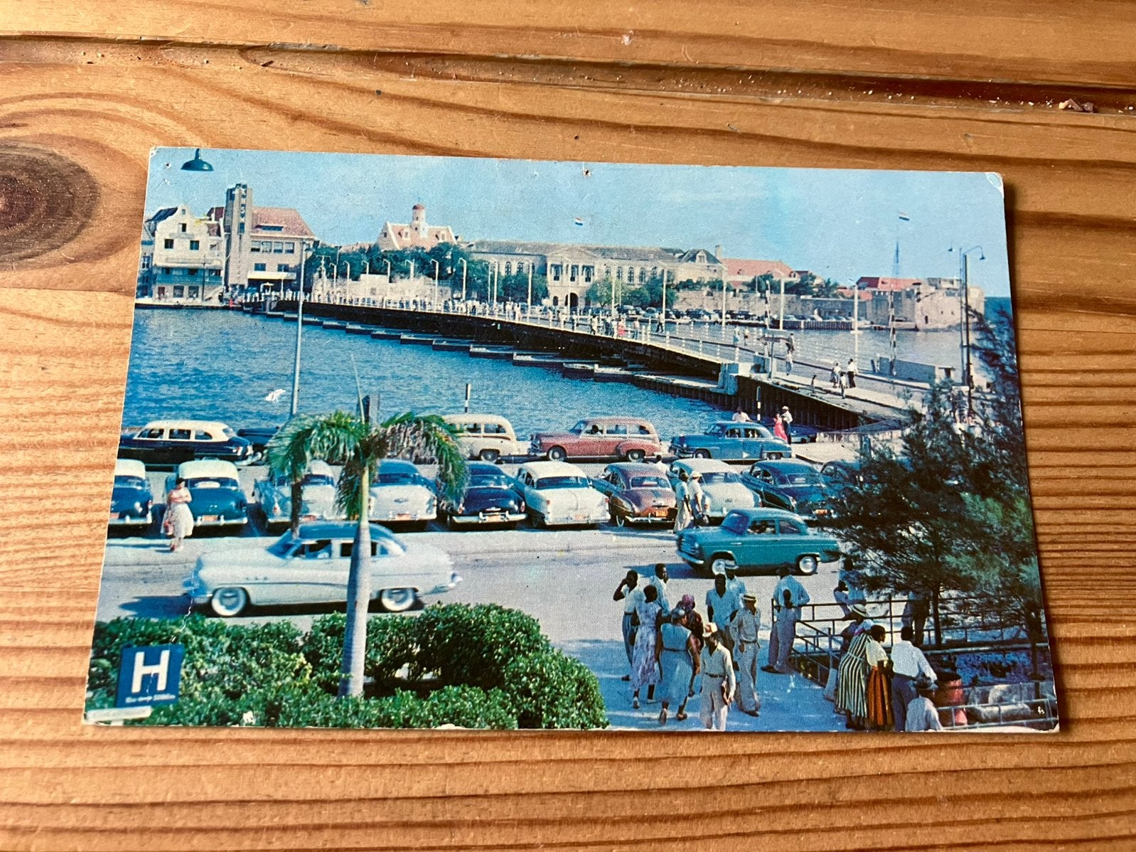 Ansichtkaart Curacao, koningin emmabrug met oude auto’s, Ophalen of Verzenden, 1960 tot 1980