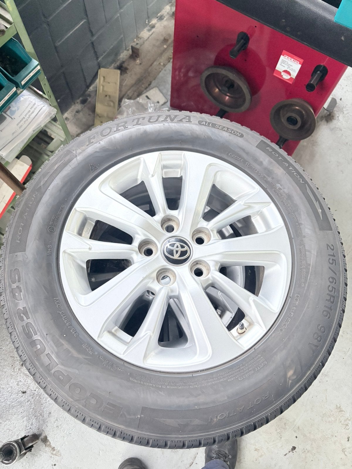 Wielen Toyota Yaris Cross 16 inch, Ophalen, 215 mm, 16 inch, Banden en Velgen