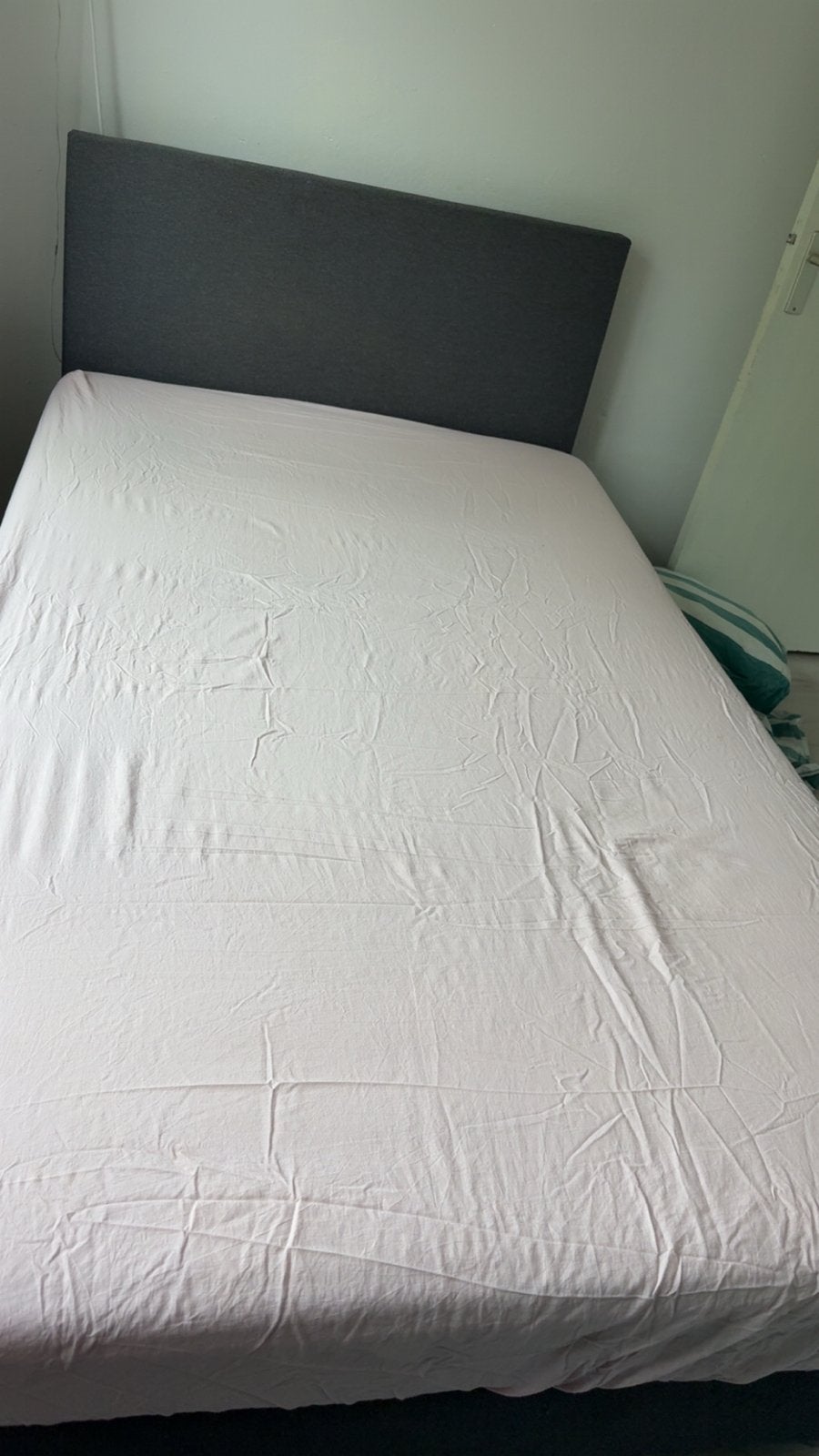 Comfortabel eenpersoonsbed met gestoffeerd hoofdbord, Ophalen, Gebruikt, 90 cm, Eenpersoons