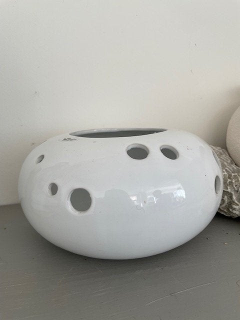 Witte ronde geglazuurde vaas tulpenvaas gatenvaas aardewerk, Huis en Inrichting, Woonaccessoires | Vazen, Ophalen, Zo goed als nieuw