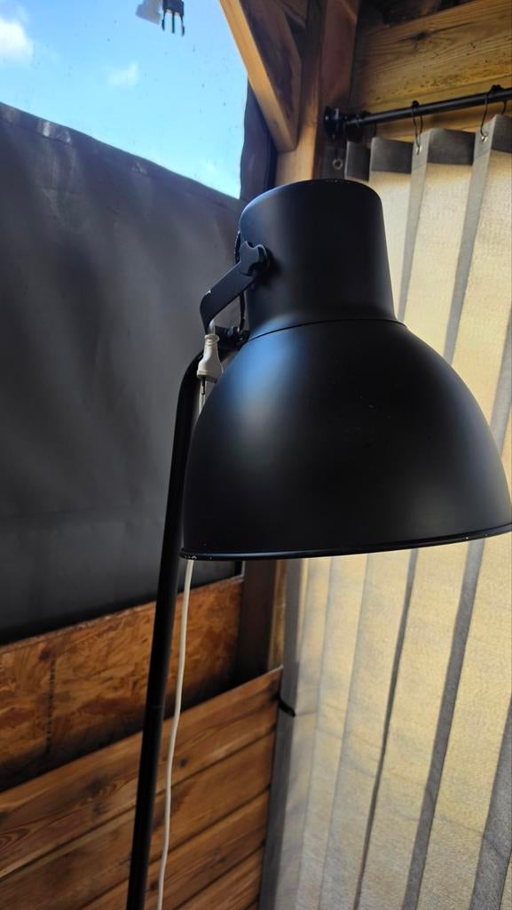 Zwarte staande lamp, modern design, Gebruikt, Ophalen of Verzenden, Metaal, Modern