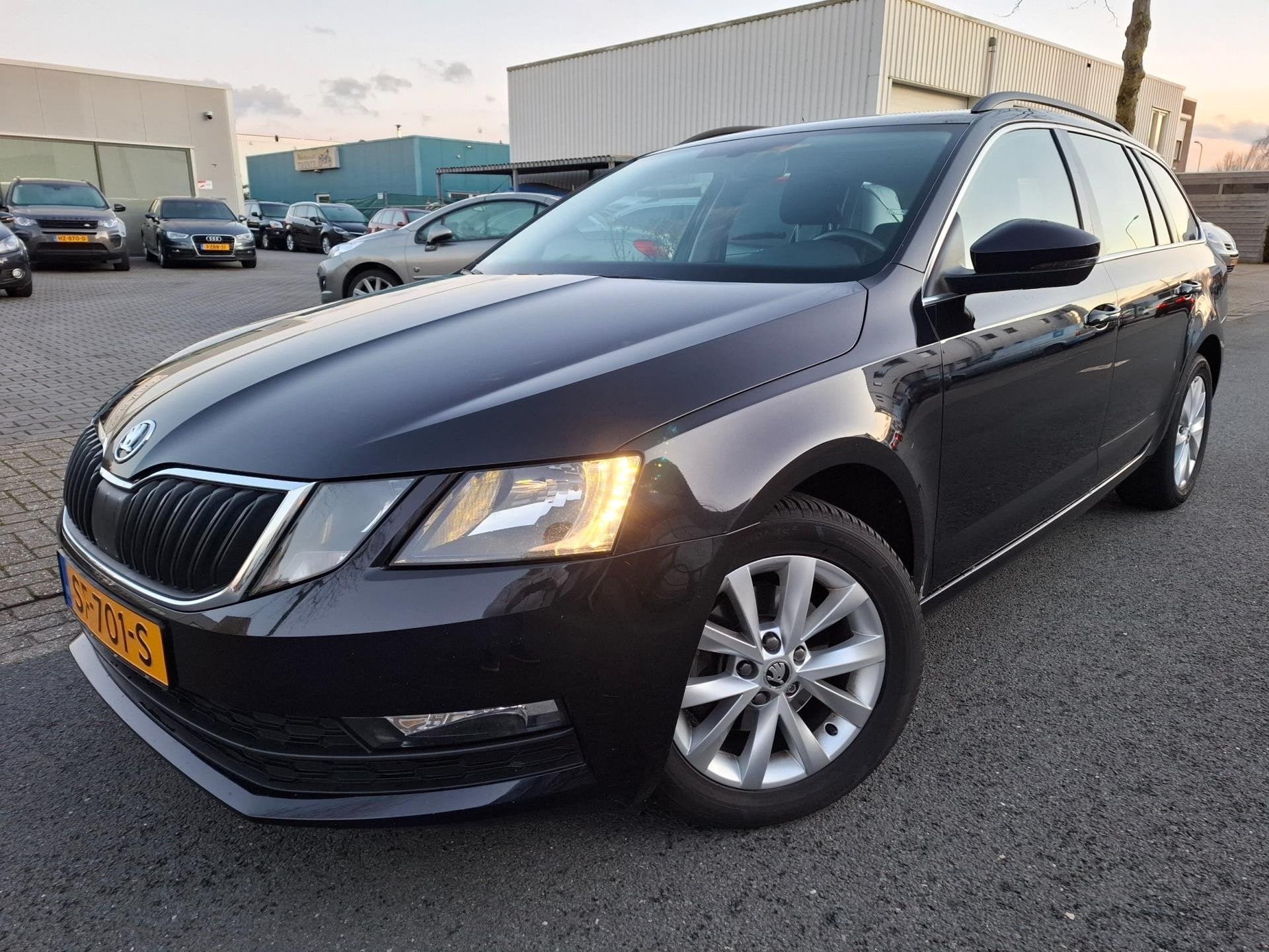 Skoda Octavia Combi 1.0 TSI Ambition Business AUTOMAAT/NAVI/, Stof, 116 pk, Zwart, Origineel Nederlands
