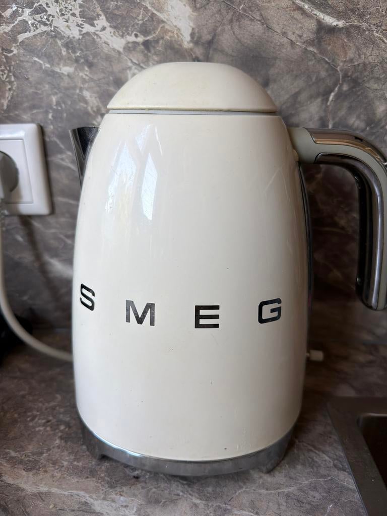 SMEG Waterkoker Crème - Werkt perfect, moet ontkalkt, 1 tot 2 liter, Ophalen of Verzenden, Gebruikt, Draadloos