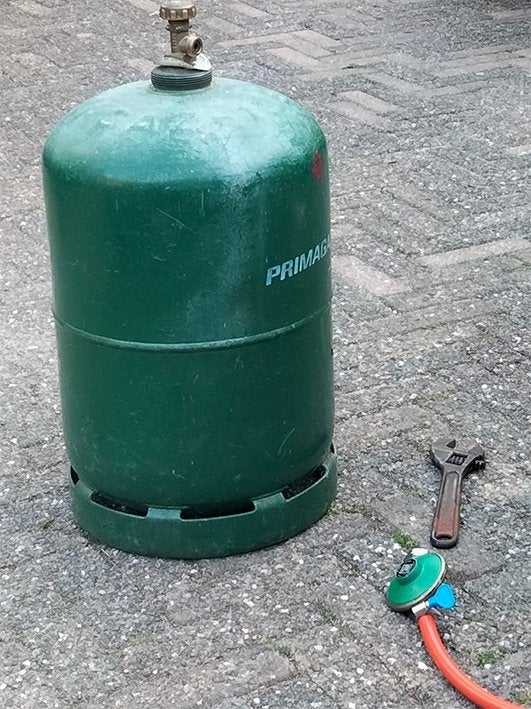 Lege Primagaz gasfles met slang en drukregelaar, Ophalen, Gebruikt