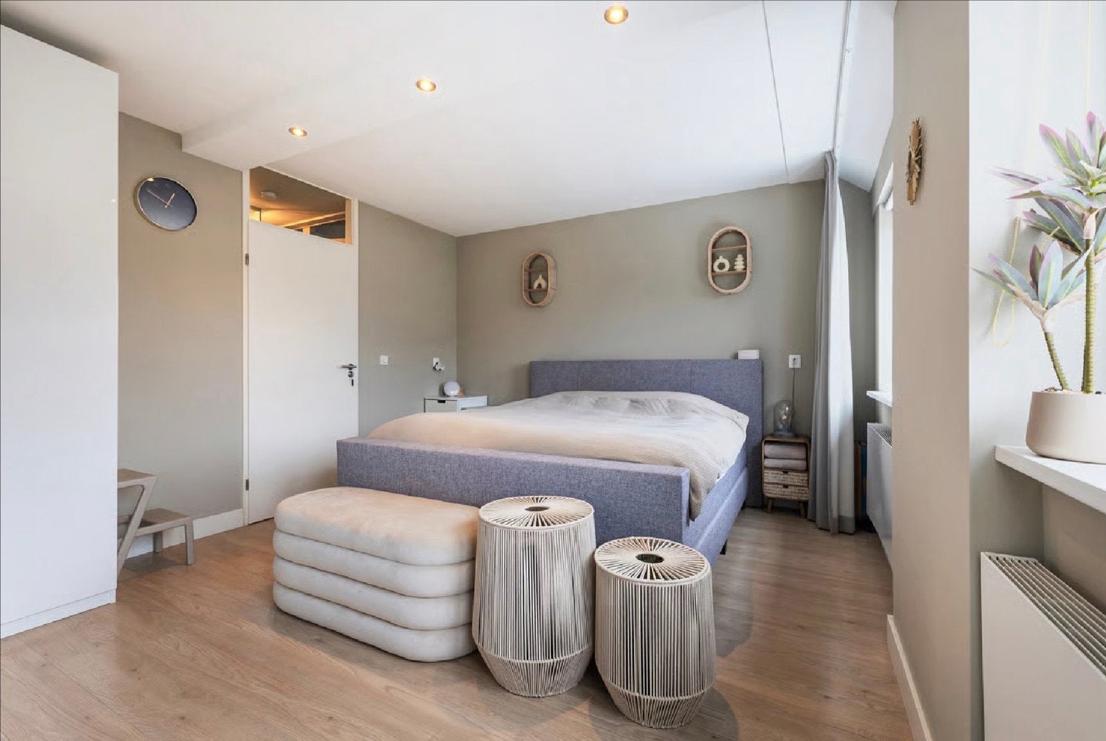 Mooie grijze boxspring met Swiss Sense Topper 180x200, Huis en Inrichting, Slaapkamer | Bedden, Zo goed als nieuw, Tweepersoons
