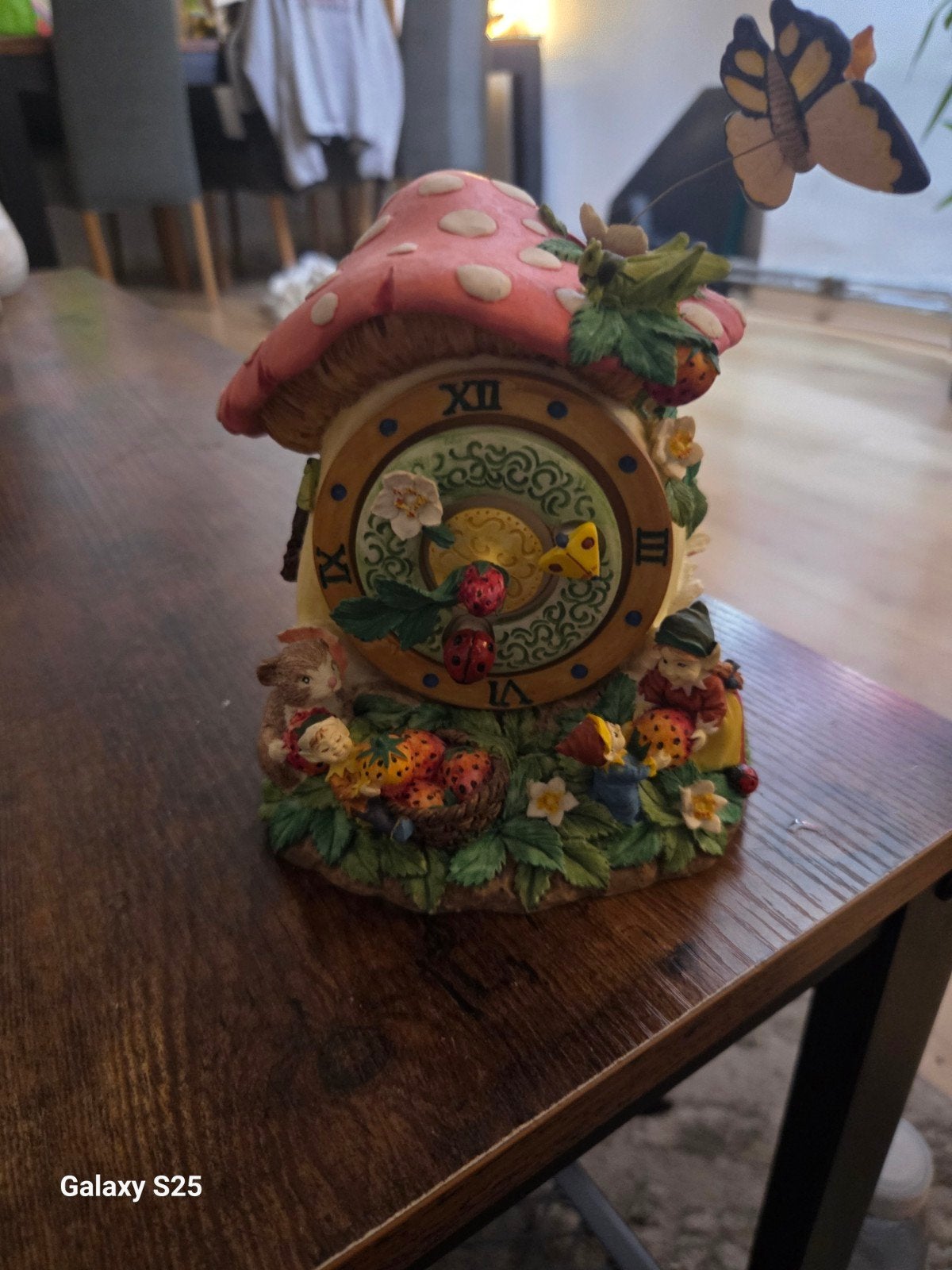 Schattige paddenstoel klok met vlinder en kabouters, Meerkleurig, Landelijk, Ophalen of Verzenden, Zo goed als nieuw
