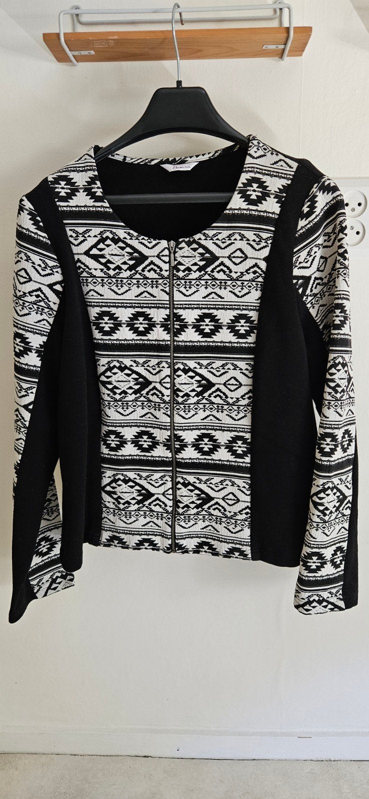 Zwart-wit jasje met Aztec print, maat 44, Zwart, Maat 42/44 (L), Ophalen of Verzenden, Onbekend