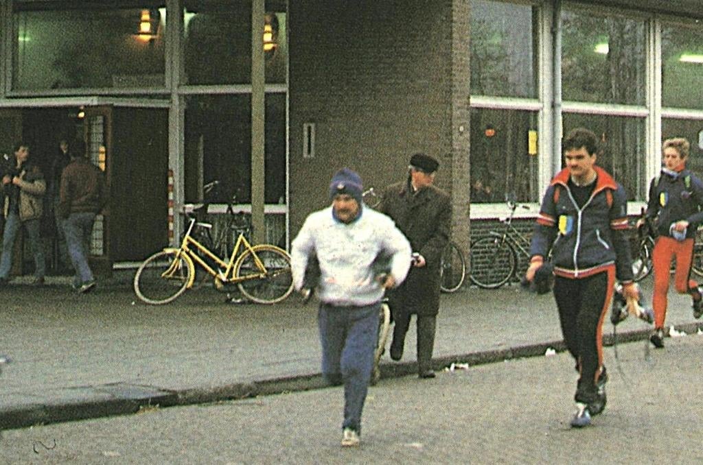 36092 Leeuwarden Elfstedentocht 1985 Niet gelopen, Verzamelen, Ansichtkaarten | Nederland, Ophalen of Verzenden, 1980 tot heden