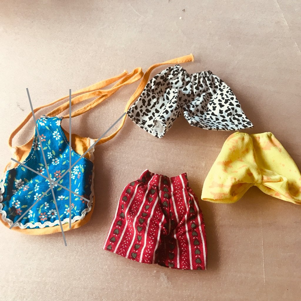 Poppenkleding set: schort en broekjes, Ophalen of Verzenden, Gebruikt, Kleding