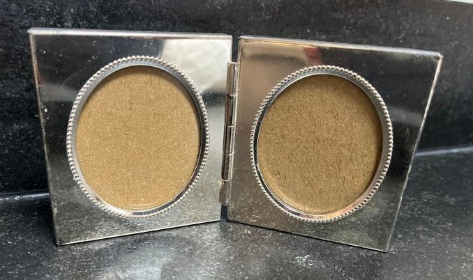 Oud fotolijstje voor 2 foto's - Klein formaat, Huis en Inrichting, Woonaccessoires | Lijsten, Ophalen of Verzenden, Gebruikt, Metaal of Aluminium